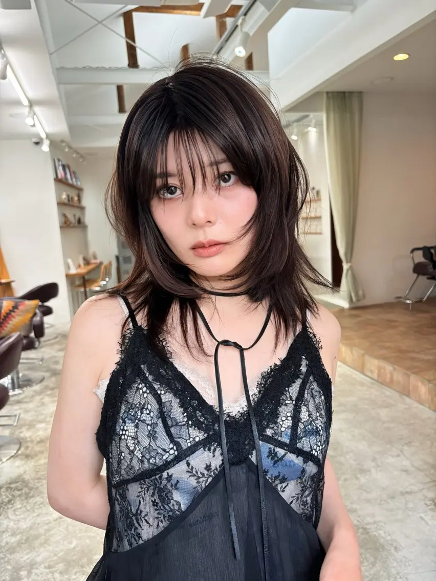 セミロング カラー ブラウンカラー ショコラブラウン レイヤーカット ウルフカット カット 山本 紗帆のヘアスタイル