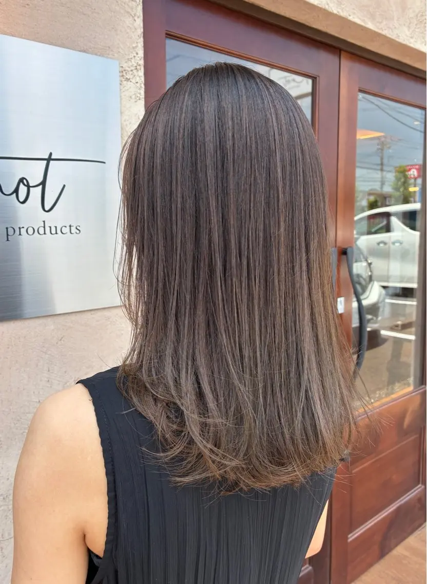 セミロング カラー ベージュカラー ブリーチ グラデーションカラー オリーブベージュ ヘアカラー カワシマ セイカのヘアスタイル