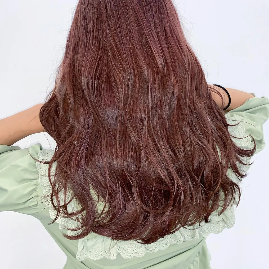 セミロング パープルカラー カット ヘアカラー トリートメント 山田 絵里菜のヘアスタイル