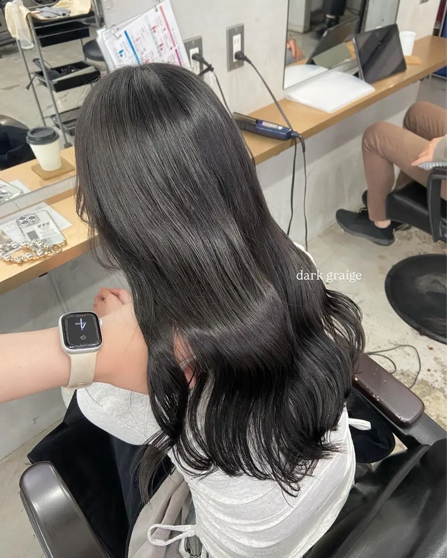 ロング カラー 透明感カラー ダークグレー ダークグレージュ グレージュ ヘアカラー 安住 日花のヘアスタイル