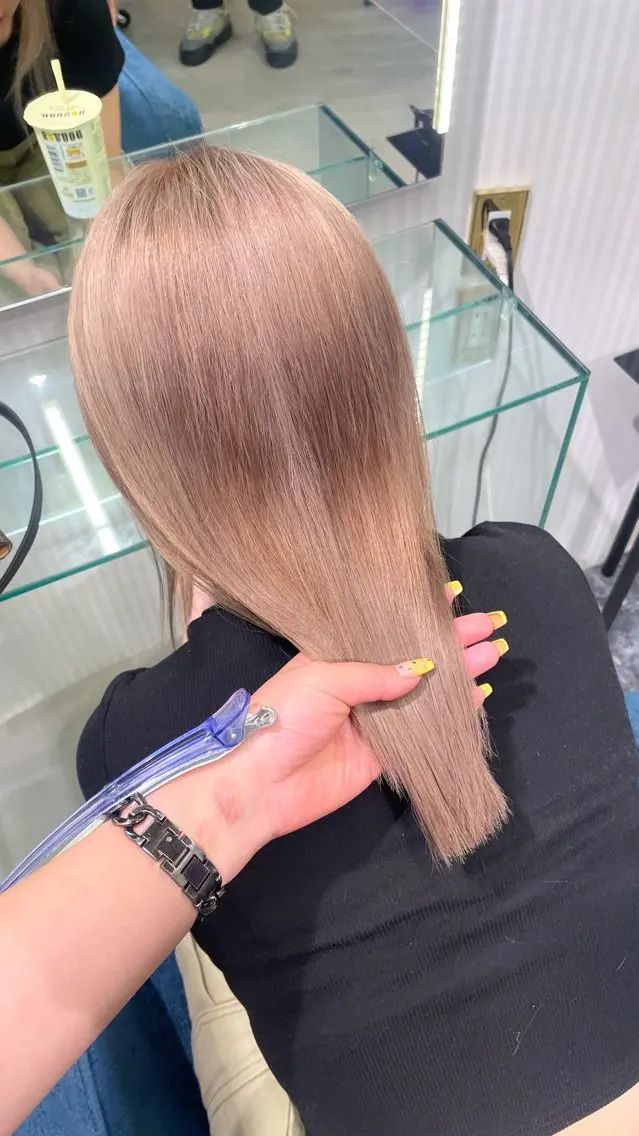 カラー ブリーチ Mii. 内田萌々のヘアスタイル