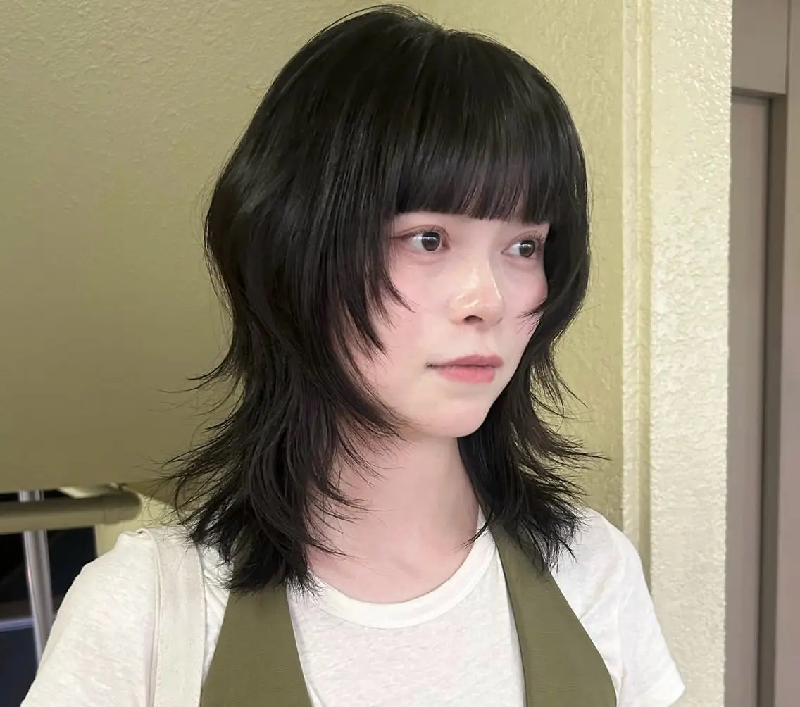 ミディアム ミディアムレイヤー レイヤーカット ウルフカット カット ヘアカラー トリートメント レイヤーカット/ 透明感ベージュ　モカのヘアスタイル