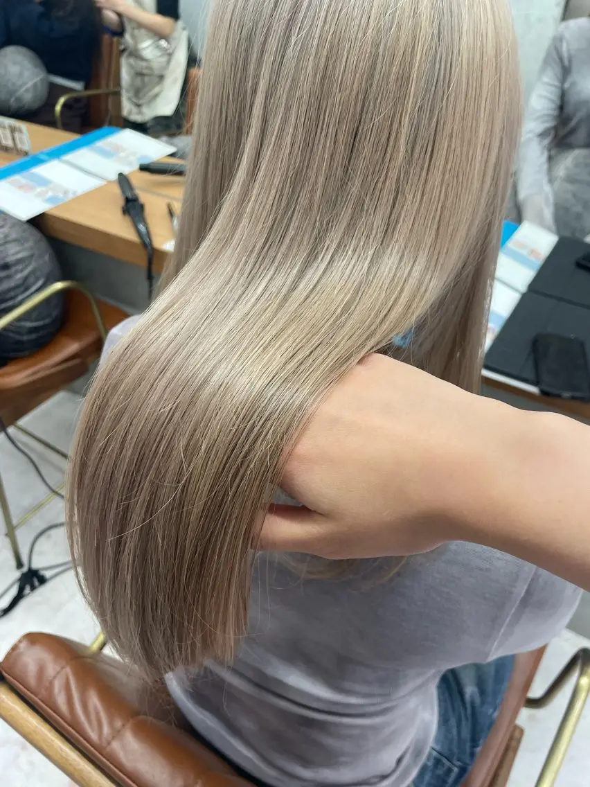 セミロング ヘアカラー トリートメント _WHITE 佐伯 碧のヘアスタイル