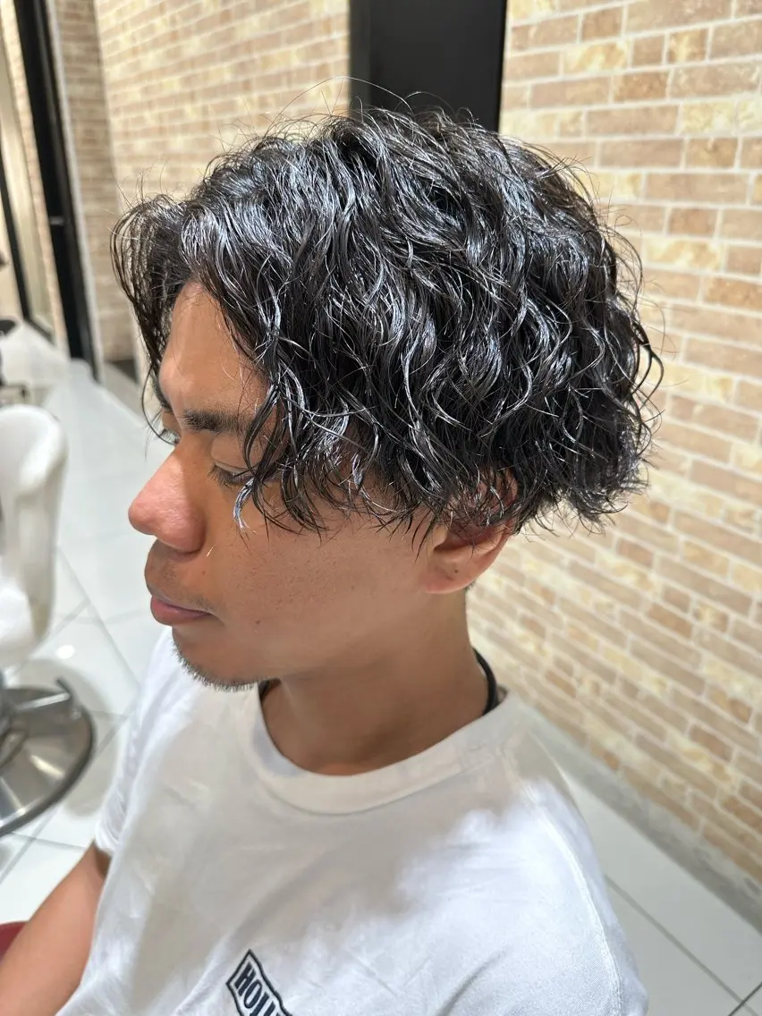 ショート パーマ メンズ メンズパーマ ツイストスパイラルパーマ 波巻きパーマ スパイラルパーマ 💈メンズ特化 美容師サキ💈のヘアスタイル
