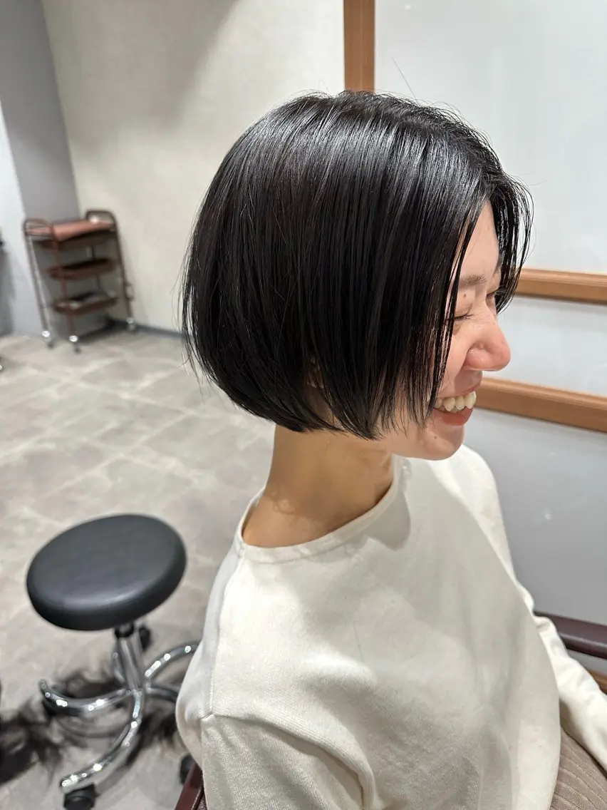 ショート カラー ブルーカラー シルバー ボブ 伊藤 慎吾のヘアスタイル