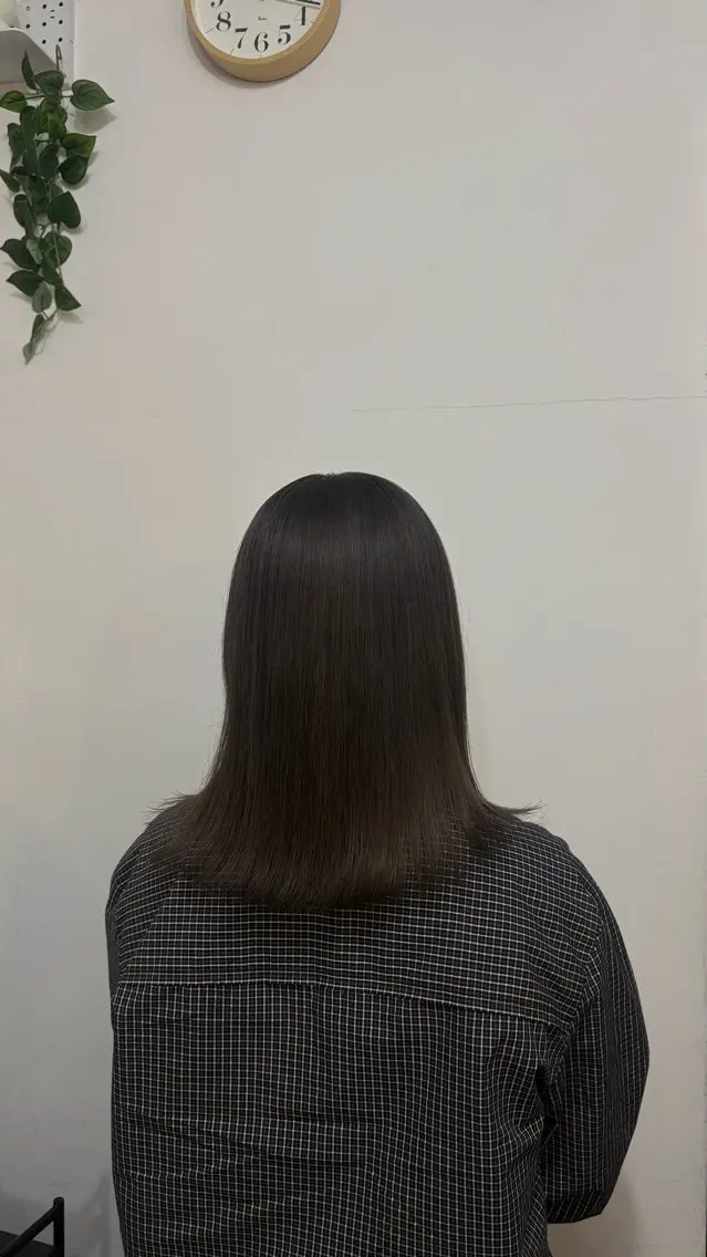 ミディアム カラー グレージュ 入澤 凜のヘアスタイル