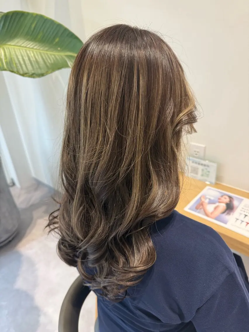 ロング カラー グレージュ ハイライトカラー ミルクティーグレージュ ハイライト カット ヘアカラー トリートメント 長谷川 紗羅のヘアスタイル