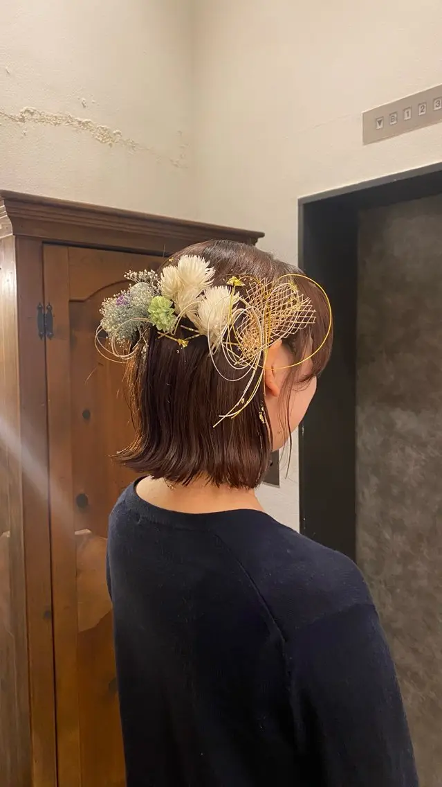 ショート ヘアアレンジ 卒業式のヘアスタイル 髪飾り ヘアセット 透明感カラー 🦙なりたりみのヘアスタイル