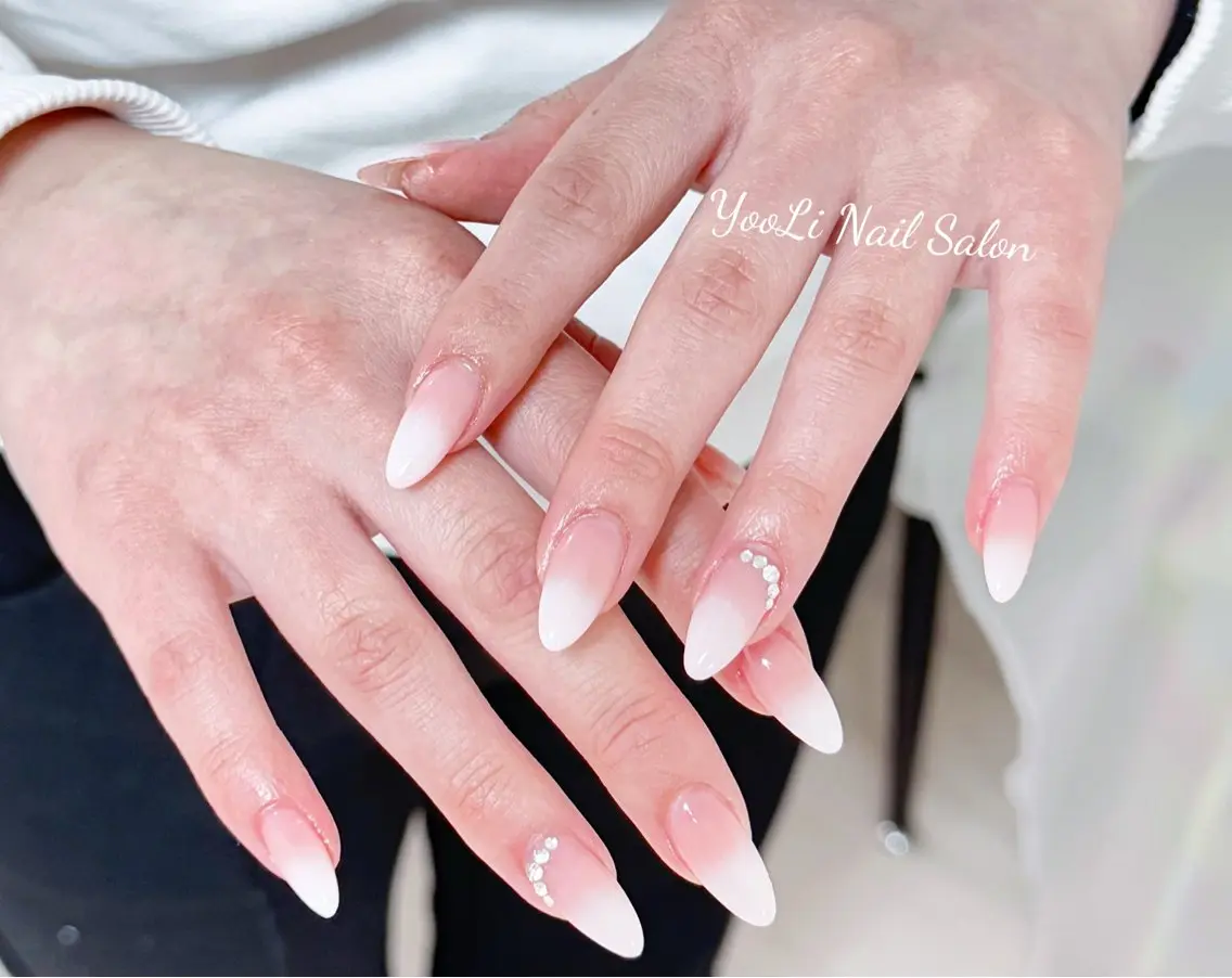 ネイル フレンチネイル グラデーション キラキラネイル 韓国ネイル マグネットネイル ハンドネイル 🎀🎀YooLi Nail Salonのネイルデザイン