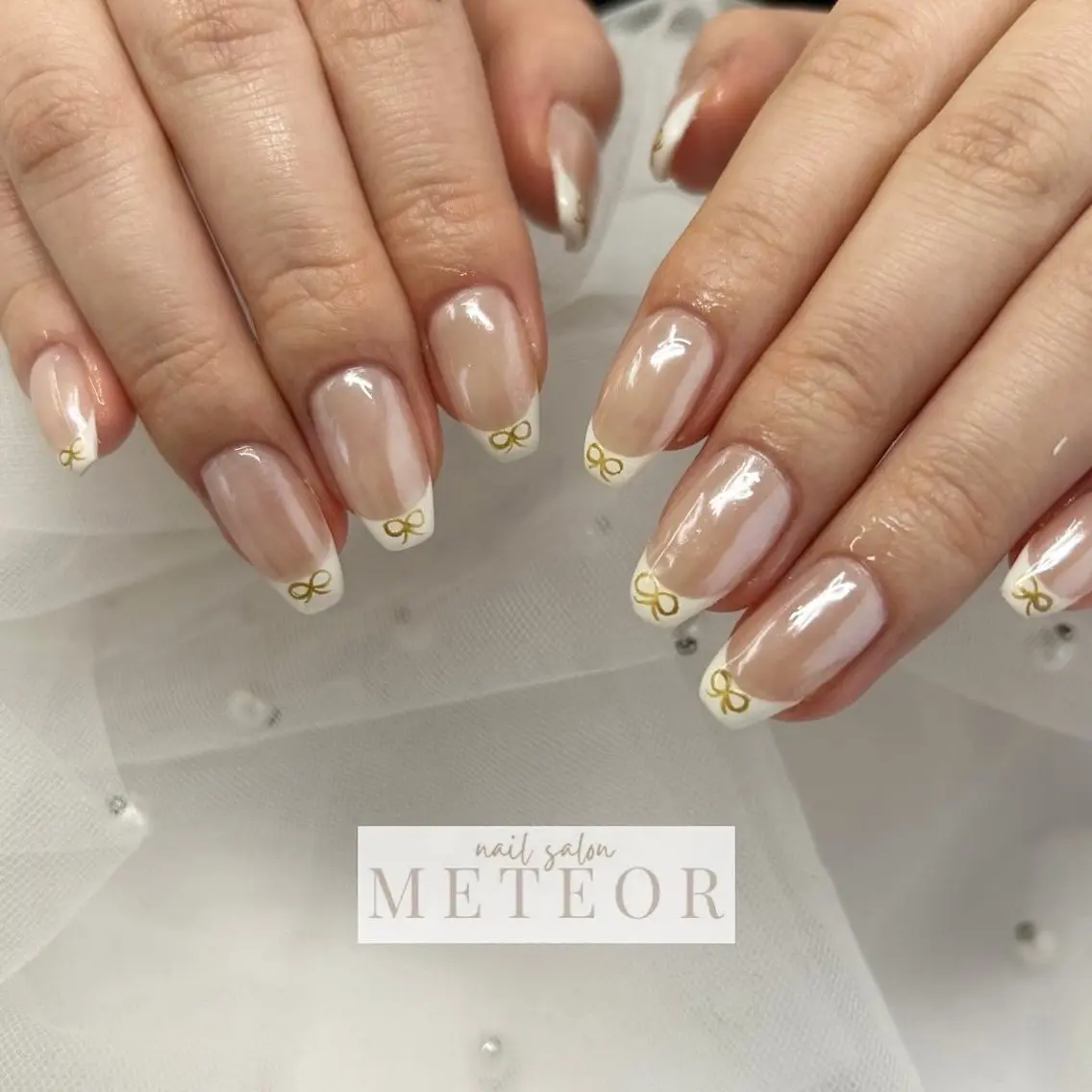 ネイル フレンチネイル 氷ネイル・うるうるネイル キラキラネイル ミラーネイル リボン ハンドネイル METEOR💫 staffのネイルデザイン