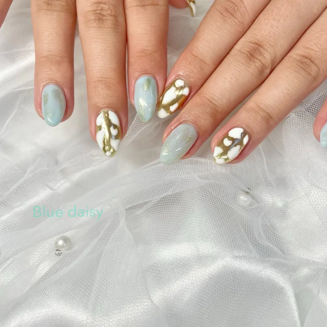 ネイル ミラーネイル ハンドネイル Blue daisy 栄本店のネイルデザイン