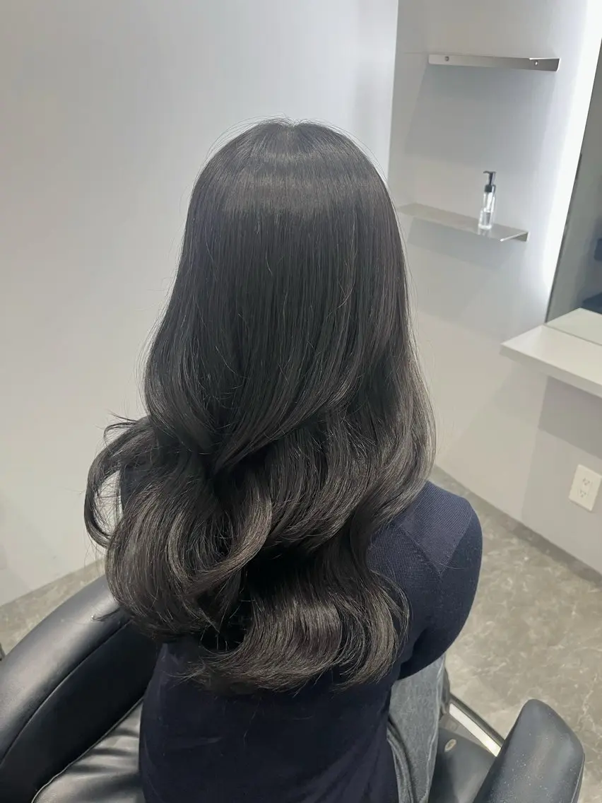 ロング カット ヘアカラー 𝒜𝑜𝒾𝓀𝑜 /縮毛矯正のヘアスタイル