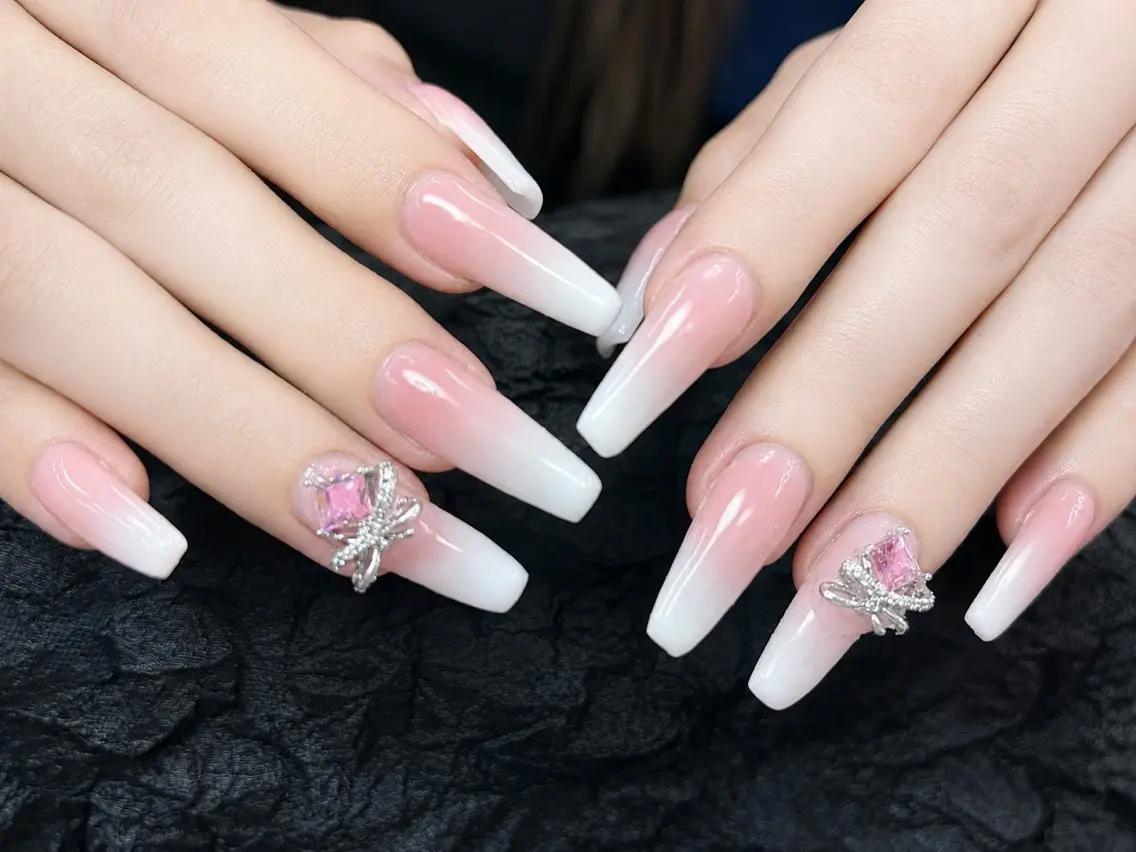 ネイル オーロラネイル フラッシュネイル フラワーネイル フレンチネイル キラキラネイル ハンドネイル 🌟LadyCoCo 🌟プロ ネイリストのネイルデザイン