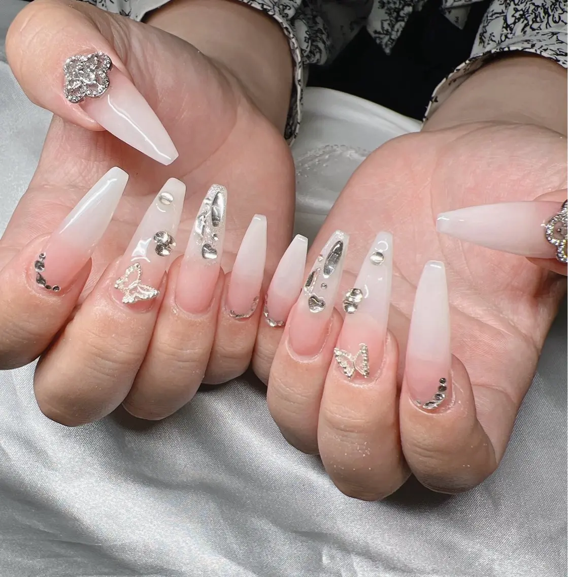 ネイル 長さ出し グラデーション 卒業式 キラキラネイル マグネットネイル Lee Nailsのネイルデザイン