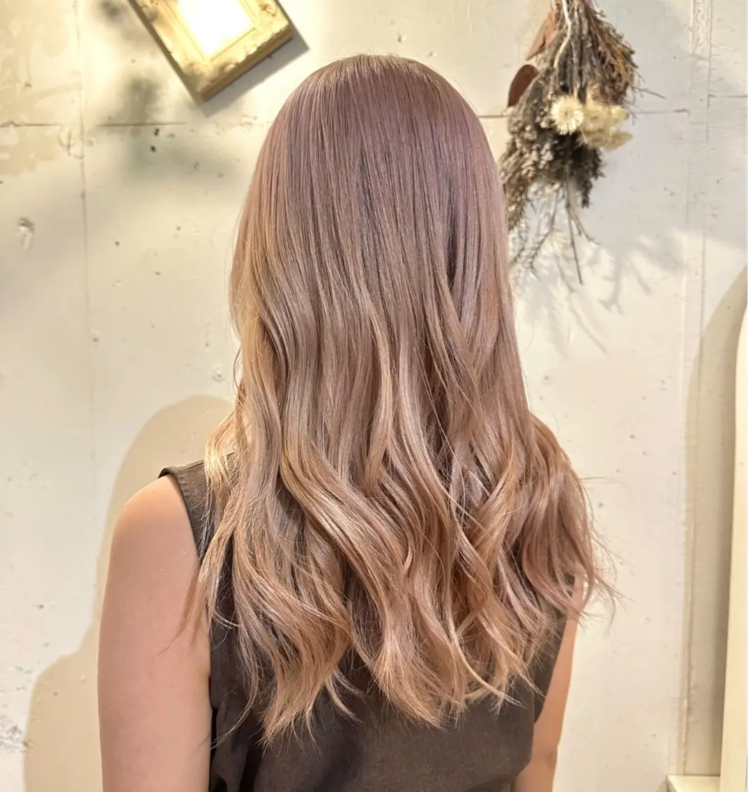 ロング カラー ベージュカラー ブリーチ ケアブリーチ ハイトーンカラー ミルクティーベージュ ヘアカラー Nao 【EIGHT札幌】のヘアスタイル