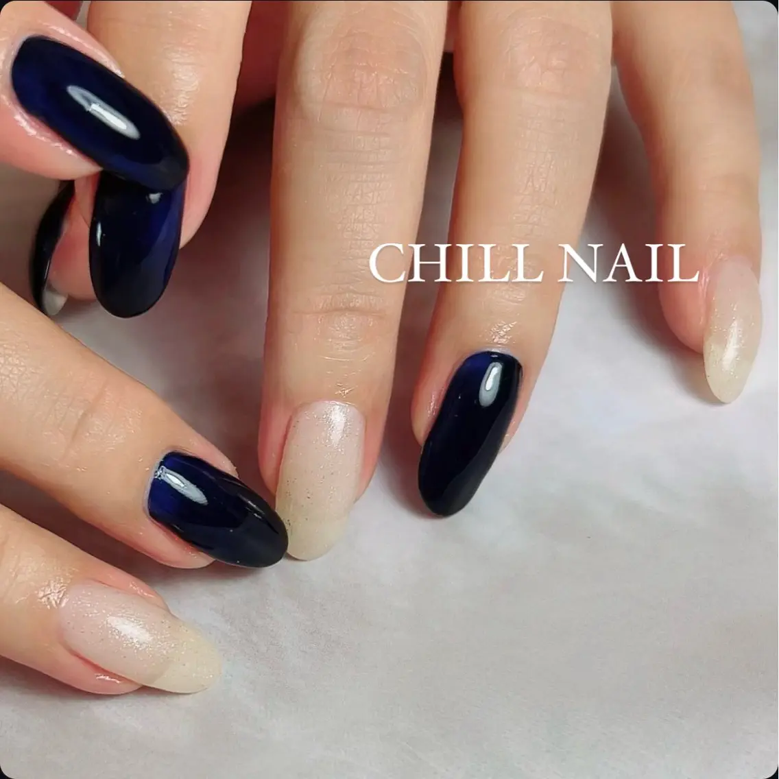 ネイル ラメ(グリッター) ネイビー ワンカラーネイル ホワイト CHILL NAILのネイルデザイン