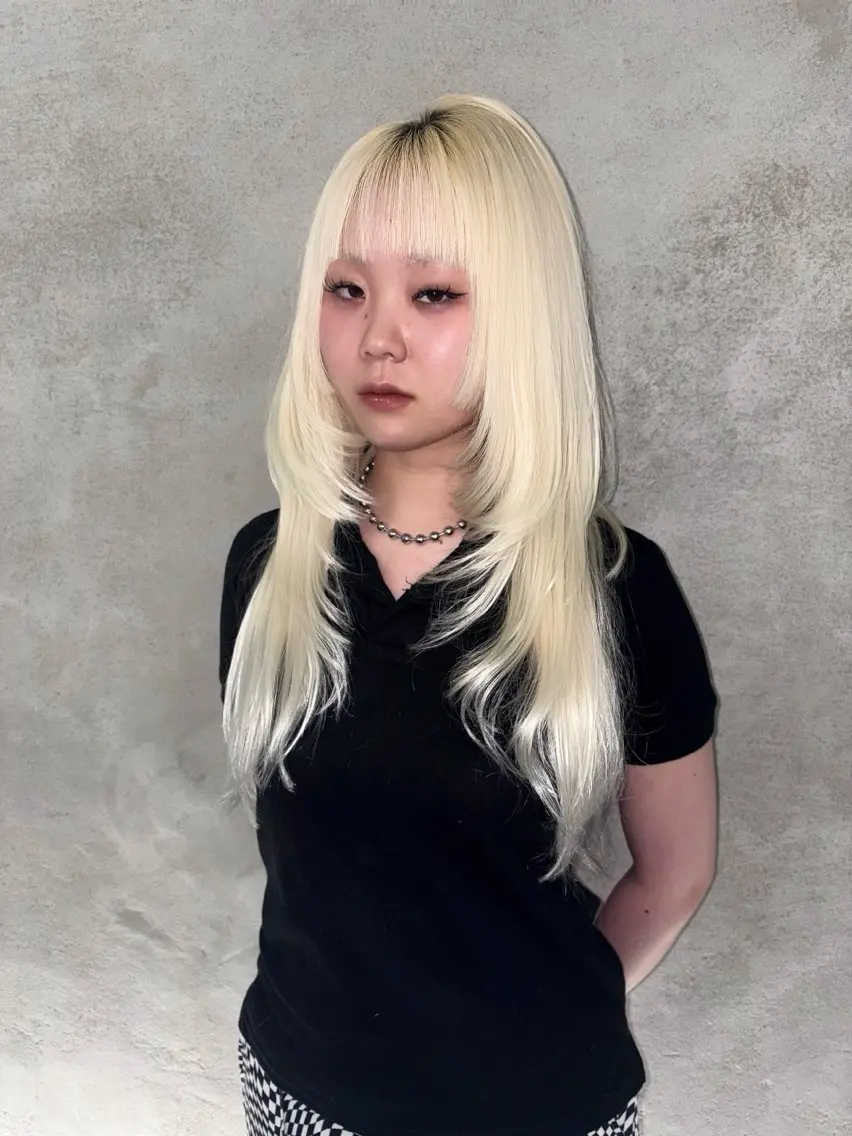 ロング カット Akari🧬レイヤ ー/ハイトーン/天神のヘアスタイル