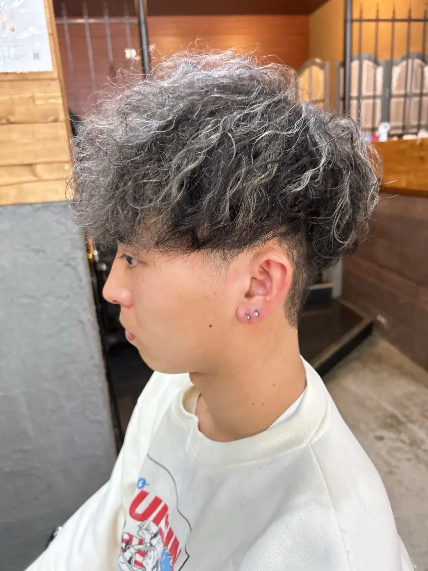 ショート カラー パーマ メンズ メンズハイライト メンズメッシュ メンズパーマ ハイライトカラー メッシュ ヘアカラー 桜田 修未のヘアスタイル