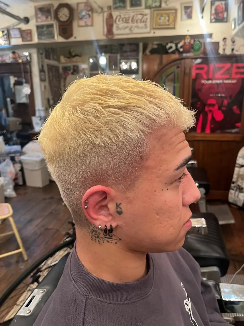カラー ブリーチ ブロンド ヘアカラー 加賀谷 英多のヘアスタイル