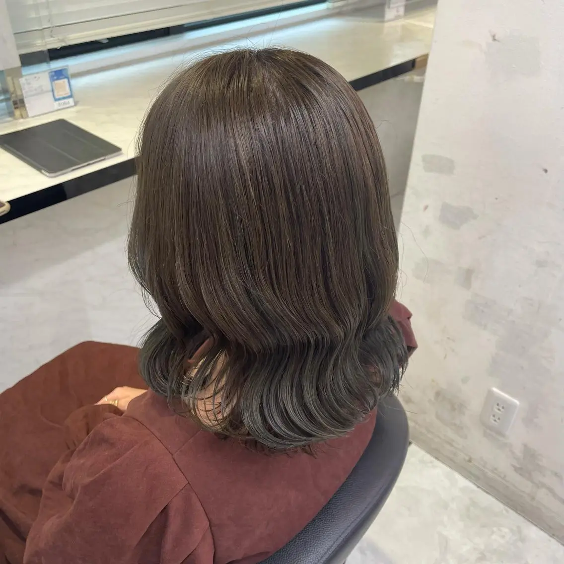 セミロング カラー ヘアアレンジ グレージュ オリーブグレージュ オリーブグレー ヘアカラー トリートメント ヘアセット ピンク・ベージュ🩰 カラー🫧とらのヘアスタイル