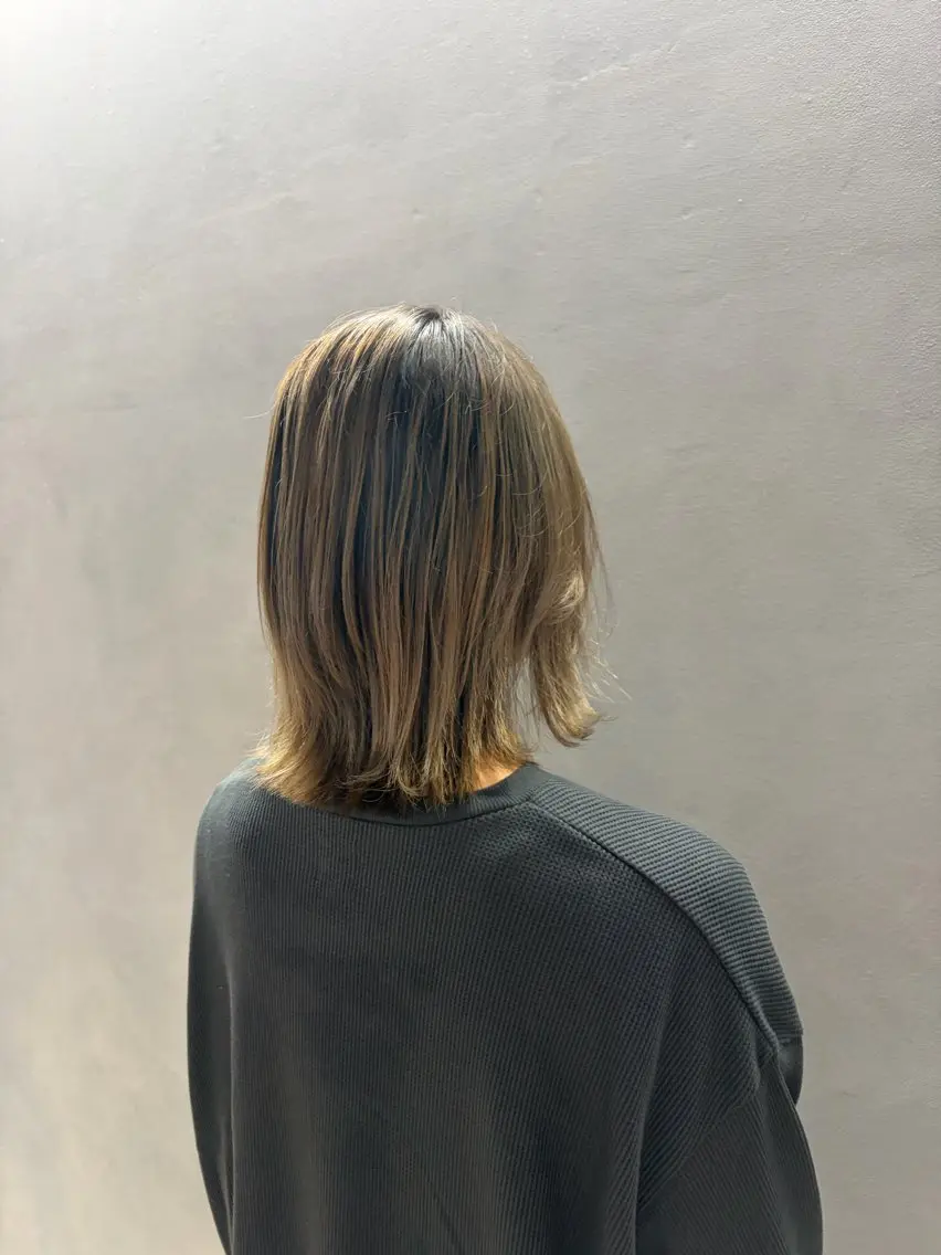 ミディアム カット ヘアカラー カミヤマ リョウマのヘアスタイル