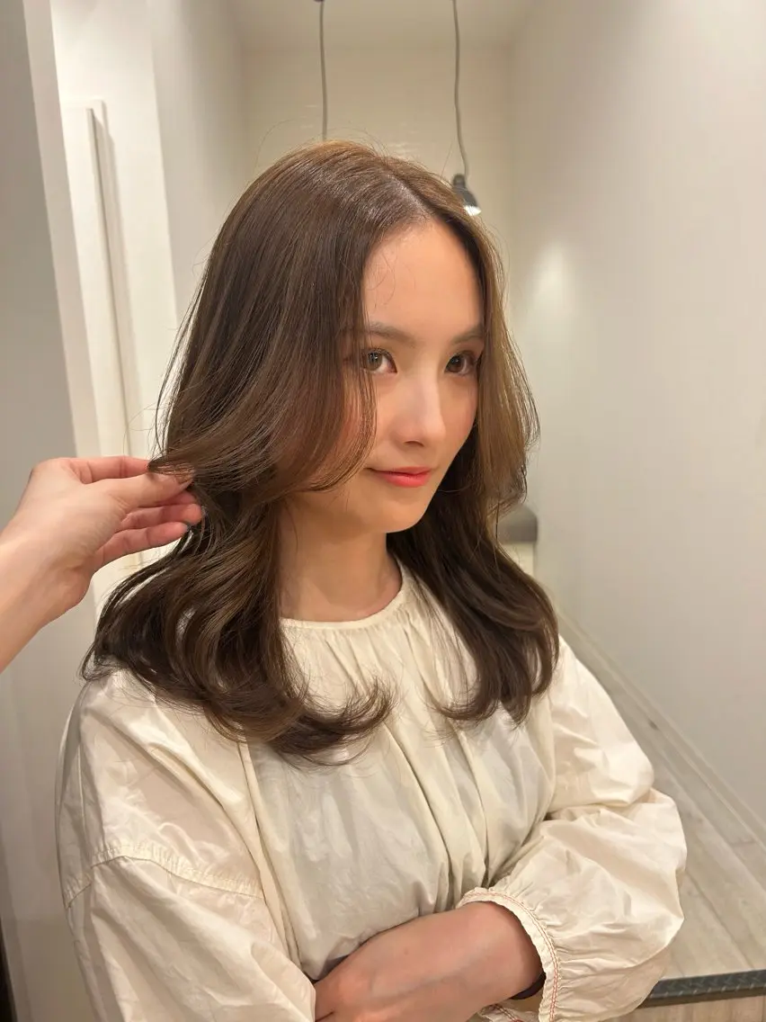 ミディアム くびれヘア レイヤーカット/長岡 グレージュ/マユ🎀のヘアスタイル