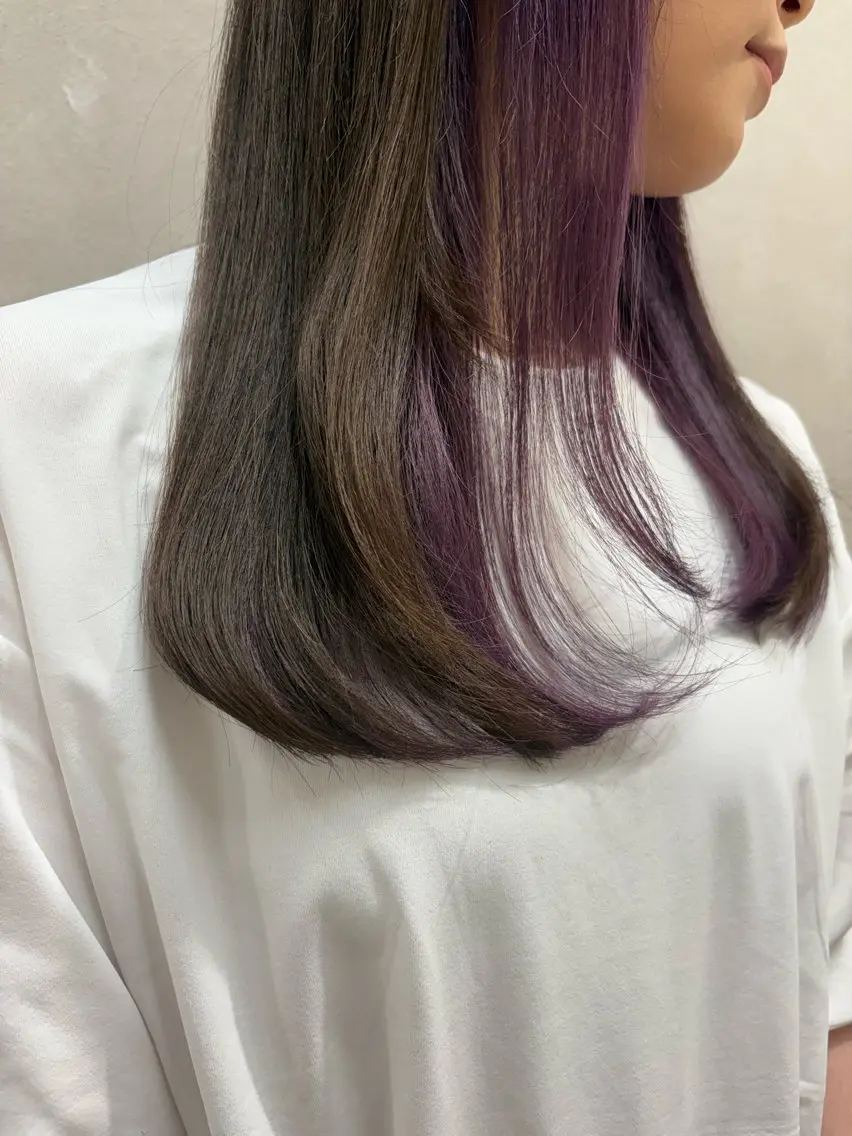ロング パープルカラー クラッチムク　宮本 志乃　縮毛矯正のヘアスタイル