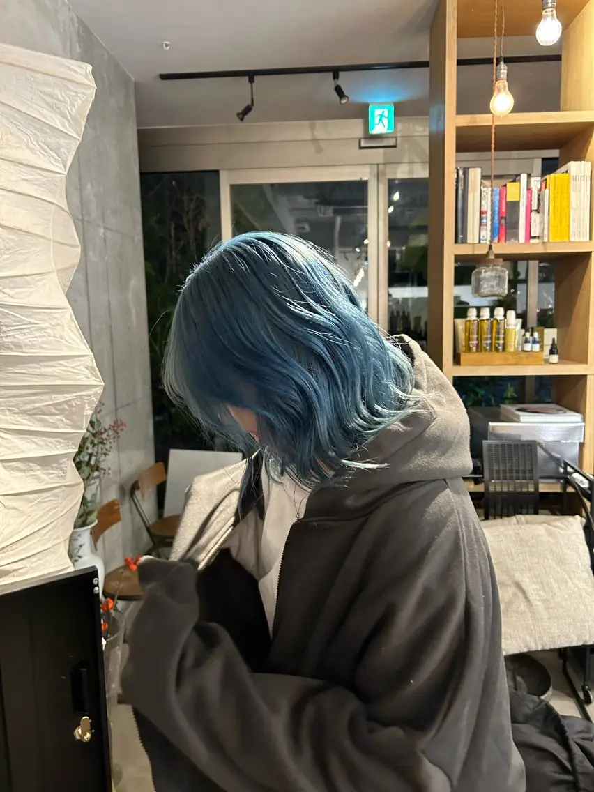 ショート カラー ブリーチ ヘアカラー 越阪部 碧子のヘアスタイル