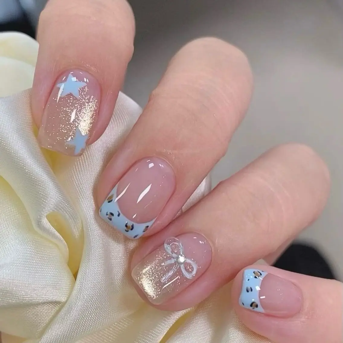 ネイル アニマル柄 ブルー フレンチネイル ジェルネイル ゴールド ハンドネイル ハンドケア Blingg NailStudioのネイルデザイン