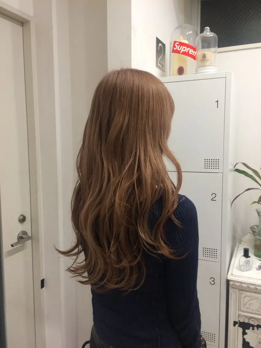 ロング カラー ベージュカラー ハイトーンカラー ロング カット ヘアカラー 杏華レイヤー/ パーマ/ハイトーンのヘアスタイル