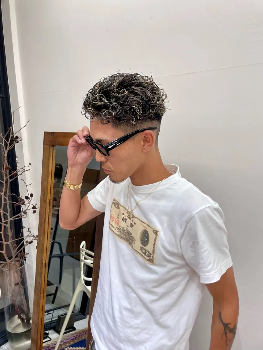 カラー パーマ メンズ メンズメッシュ メンズパーマ スペインカール メッシュ カット ヘアカラー パーマ 慎太朗/パーマ/ボブ /センターパートのヘアスタイル