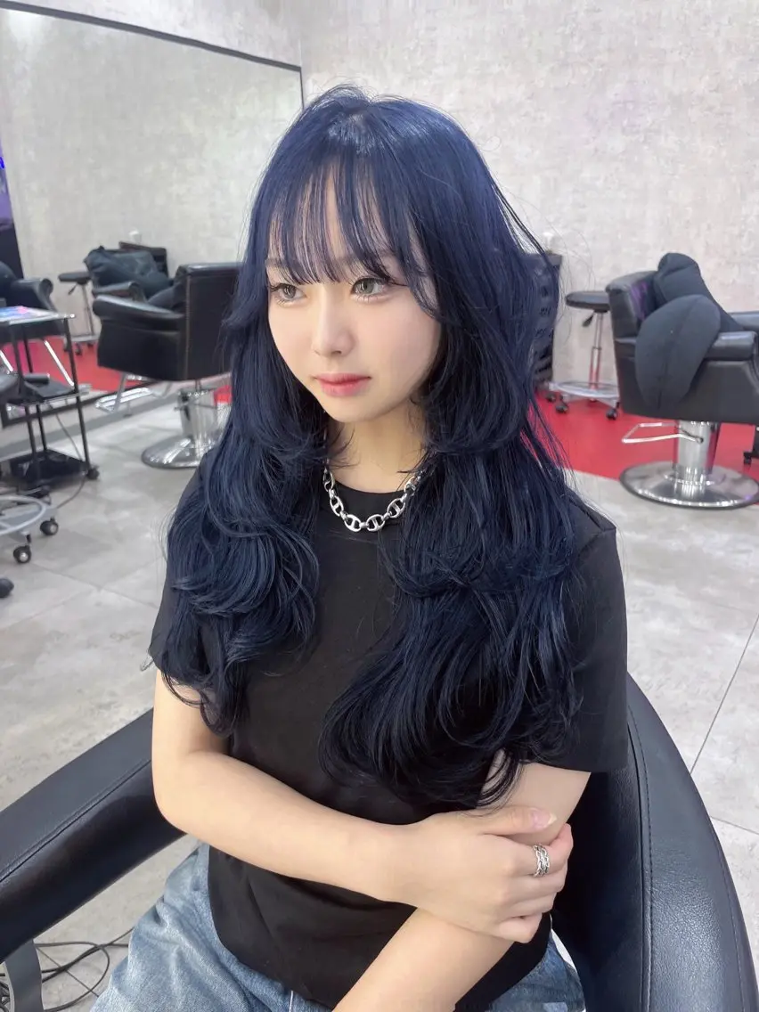 セミロング カラー 黒髪 ブルーカラー ブルーブラック 透明感カラー レイヤーカット ヘアカラー 佐藤 香太のヘアスタイル