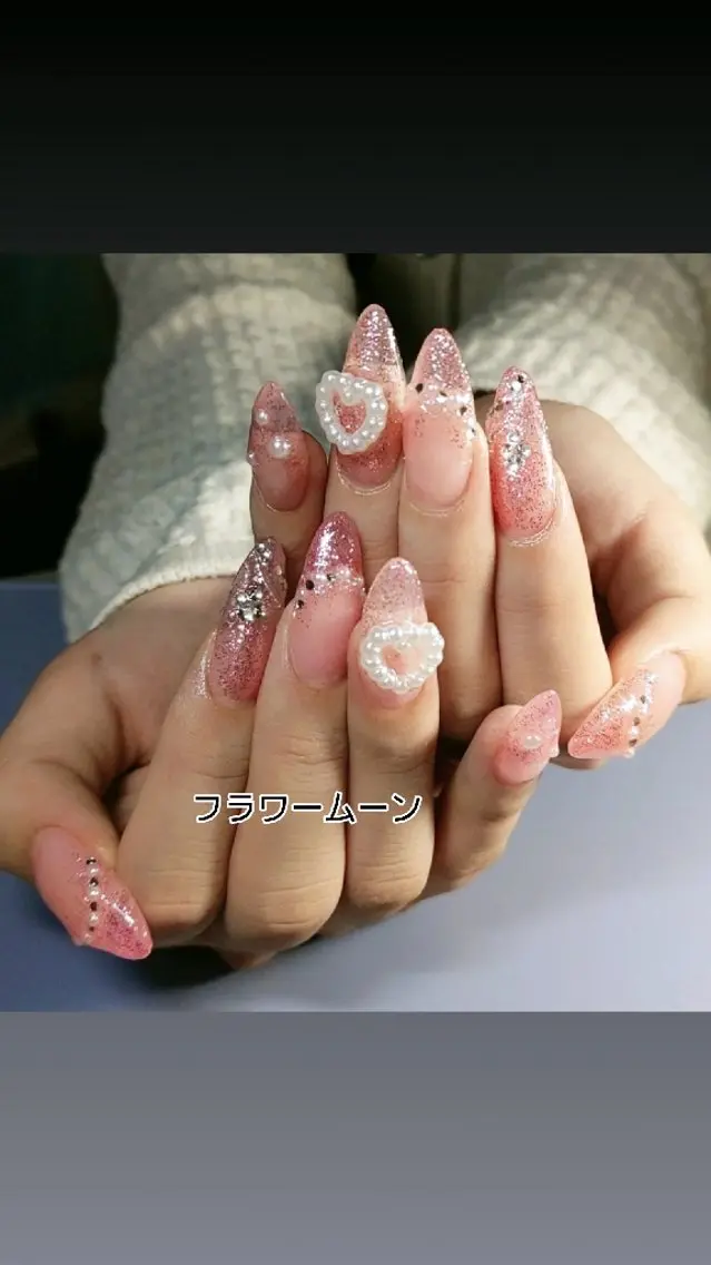 ネイル ラメ(グリッター) ピンク ハンドネイル ハンドケア フラワー ムーンのネイルデザイン