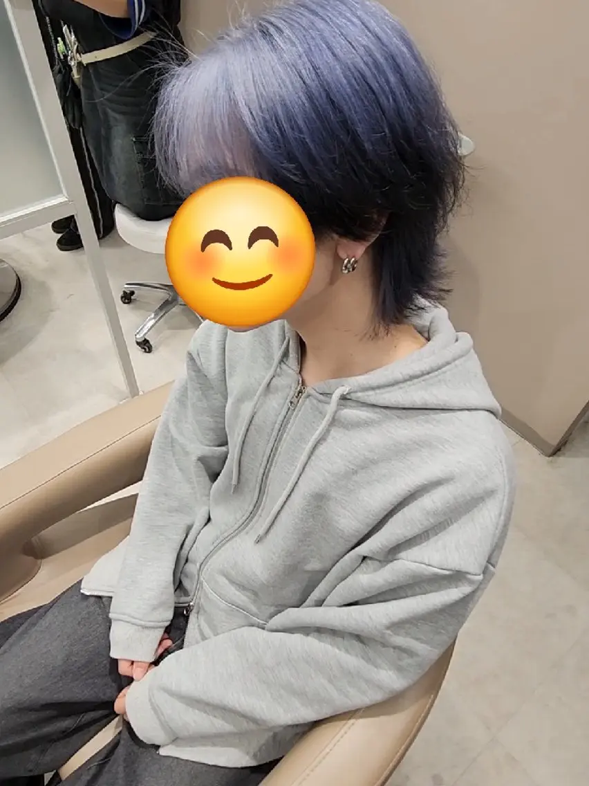 カラー 黒髪 ブリーチ ブルーカラー デザインカラー ハイトーンカラー ヘアカラー 鈴木 壮真のヘアスタイル