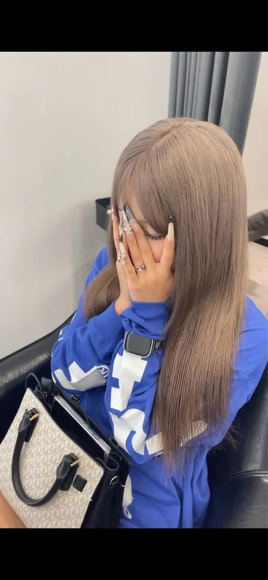 セミロング カラー ダブルカラー グレージュ ミルクティーグレージュ 近藤 慧依のヘアスタイル