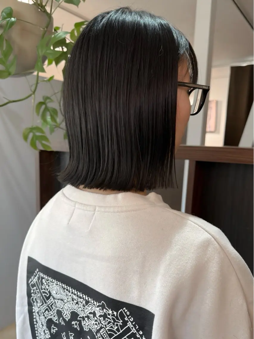 ミディアム カラー 切りっぱなしボブ ダークグレー ボブ こもり なおやのヘアスタイル