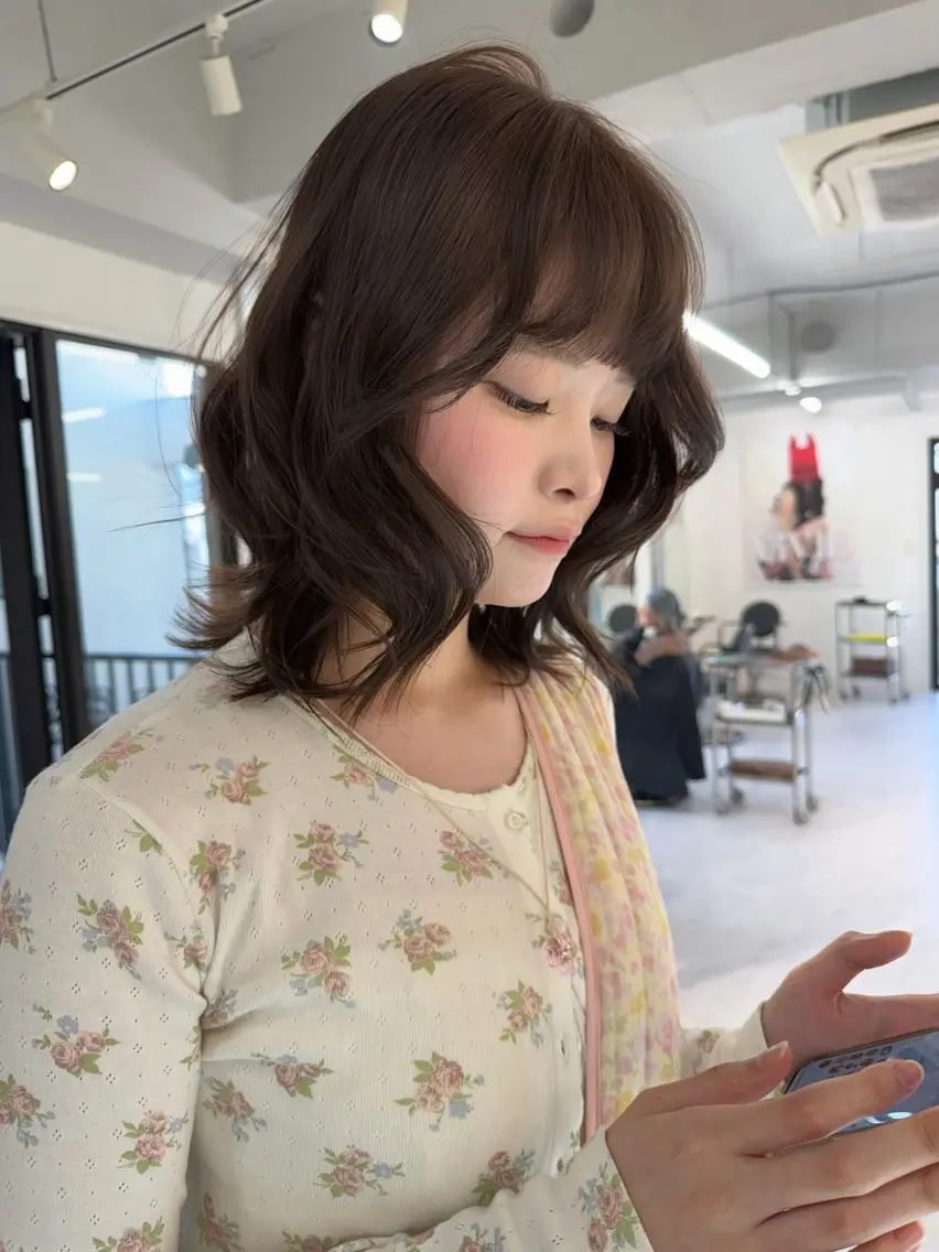 ミディアム カラー ベージュカラー ブリーチ ケアブリーチ デザインカラー ダブルカラー カット ヘアカラー TATSUブリーチ/ ミルクティーベージュのヘアスタイル