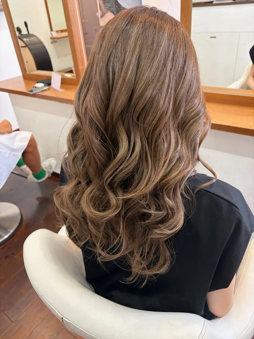 ロング カット ヘアカラー 金岡 碧のヘアスタイル