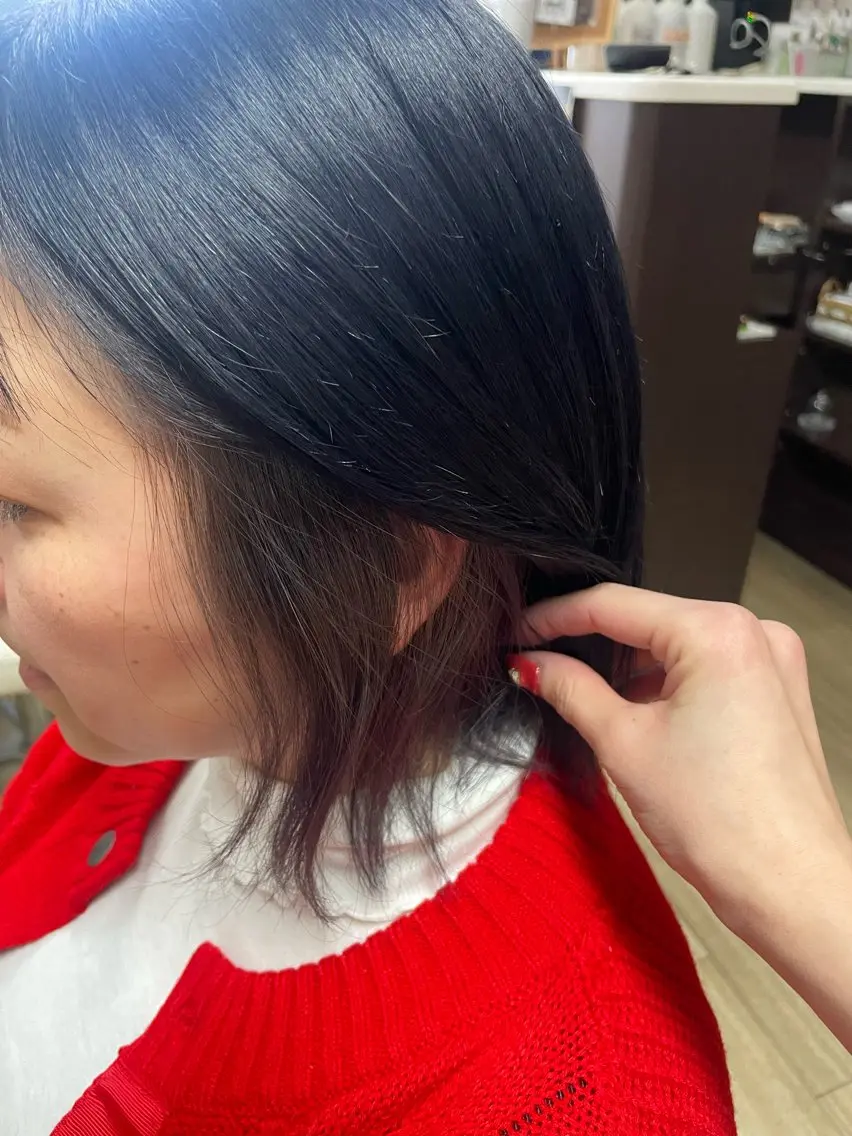 ミディアム カラー 黒髪 ブルーカラー ブルーブラック グレージュ カット ヘアカラー 徳留 もも花のヘアスタイル