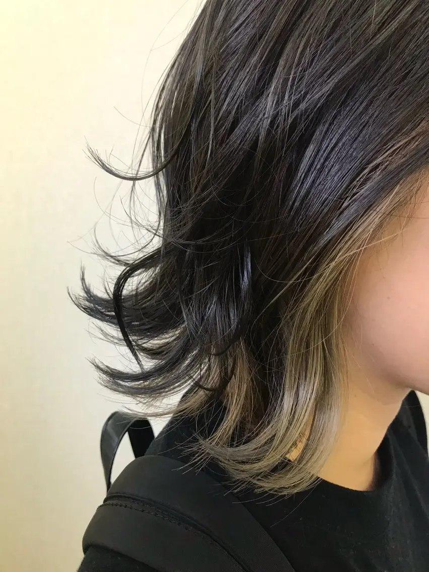 ミディアム カラー グレージュ インナーカラー レイヤーカット カット ヘアカラー トリートメント 荒木 真希のヘアスタイル
