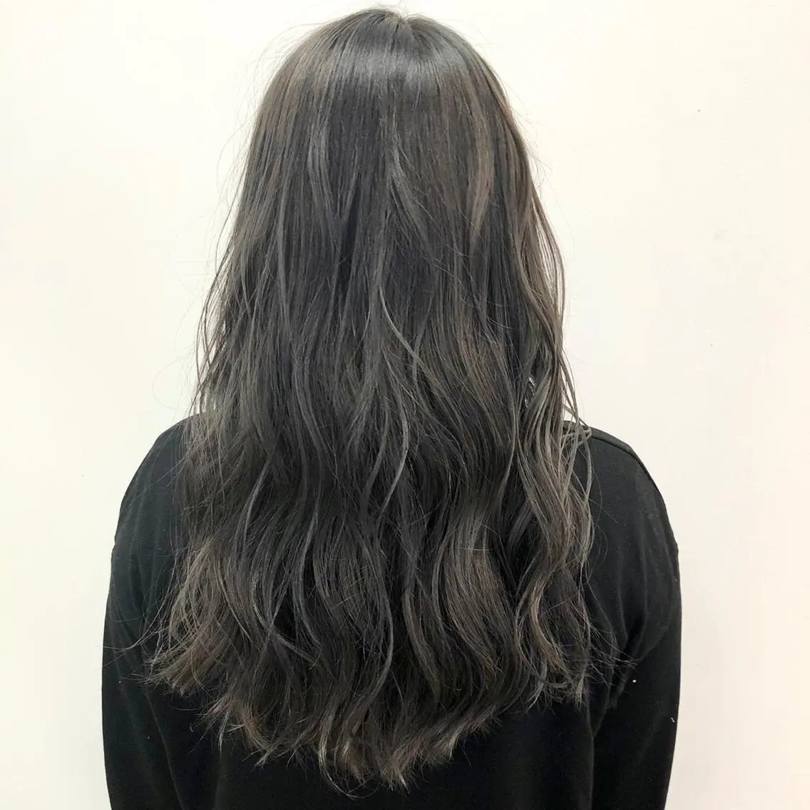 白髪染めでも濁らない!?高彩度グレーカラーの写真