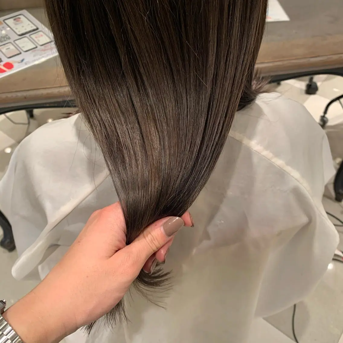 ロング カラー SAKINO ベージュカラーのヘアスタイル