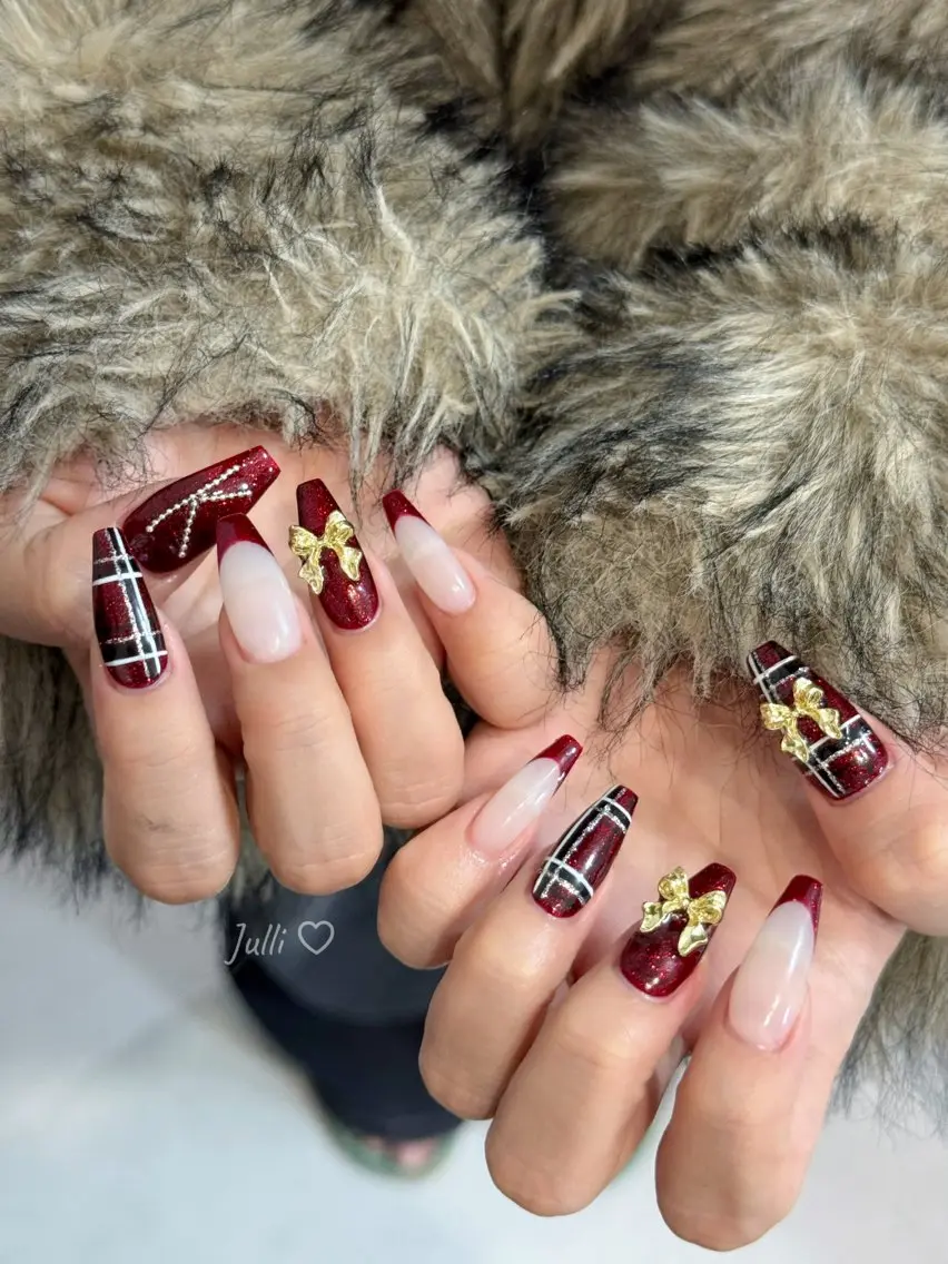 ネイル オーロラネイル ボルドー ブラウン 氷ネイル・うるうるネイル キラキラネイル ハンドネイル Julli NailStudioのネイルデザイン