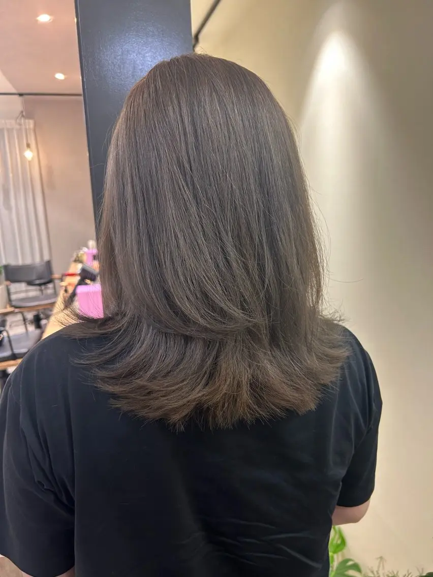 セミロング カラー ベージュカラー ブリーチ オリーブベージュ カット ヘアカラー トリートメント hubhair レイヤー/透明感のヘアスタイル