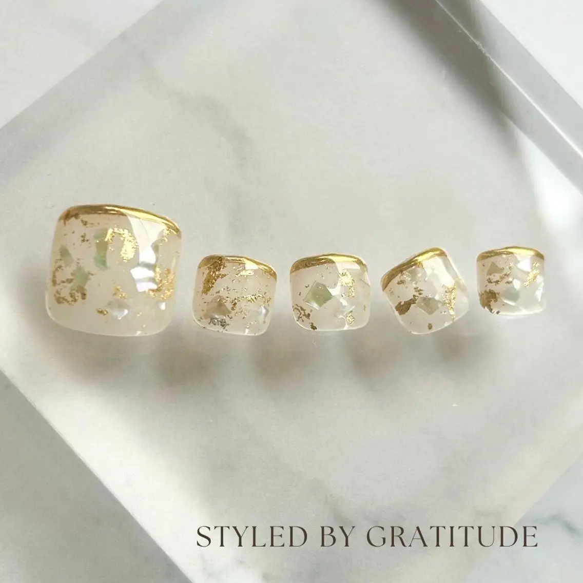 ネイル フットネイル ゴールド gratitude 斎藤のネイルデザイン