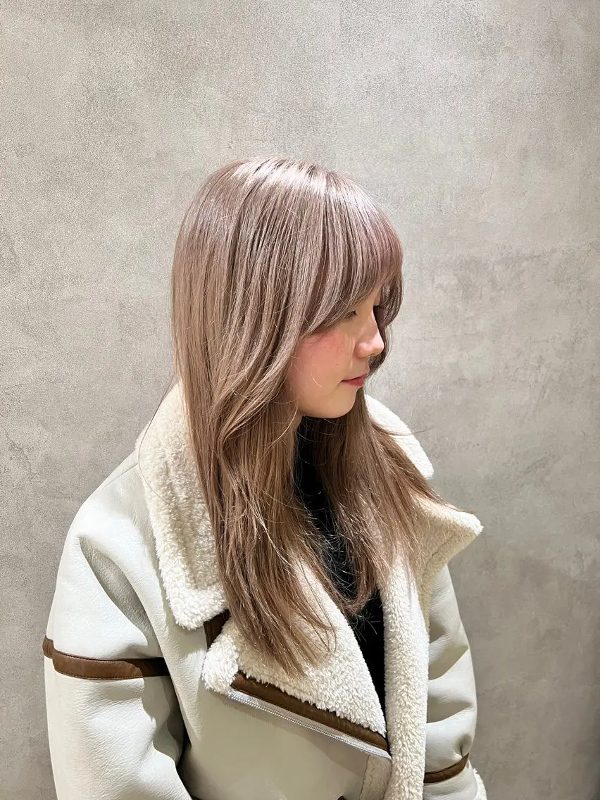 ロング カラー ヘアアレンジ ベージュカラー ブリーチ 透明感カラー ミルクティーベージュ レイヤーカット 茂木 未海のヘアスタイル
