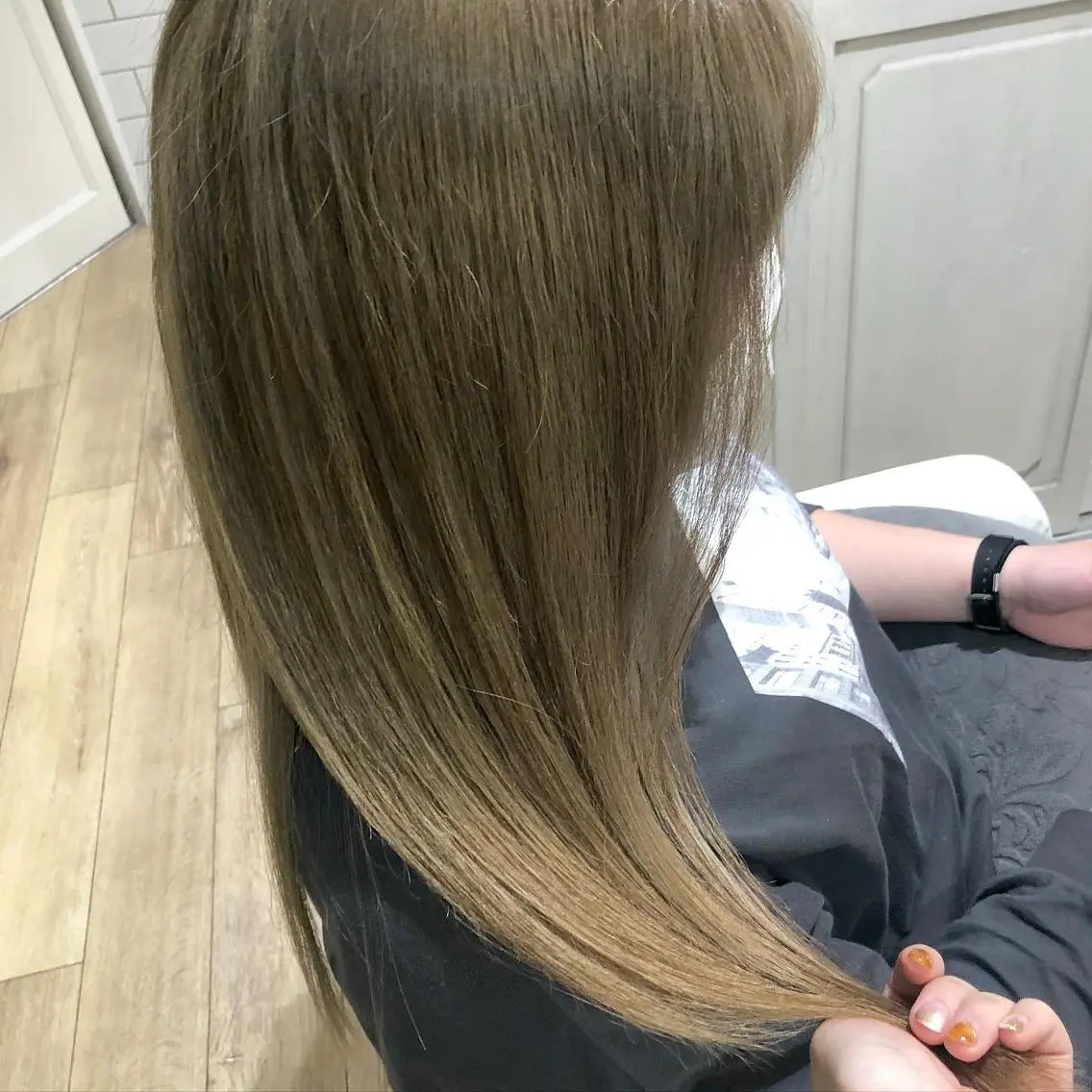 セミロング カラー ヘアアレンジ アッシュ ベージュカラー ブリーチ ハイトーンカラー ハイトーンベージュ ✨🌿大人可愛い愛さ れhair🌿✨松本のヘアスタイル