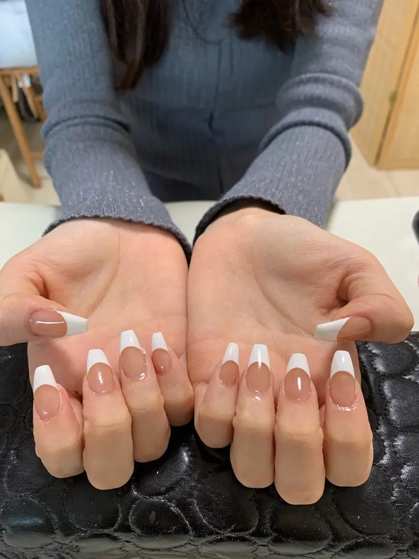 【スカルプ・長さだし】フレンチ/チークネイル+パーツ2つ付き☆の写真