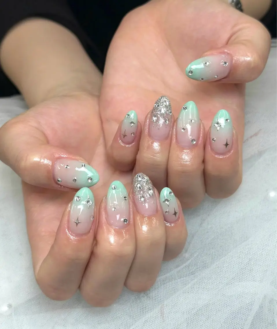 ネイル グリーン キラキラネイル 韓国ネイル 持ち込み シルバー Iconic Nailのネイルデザイン