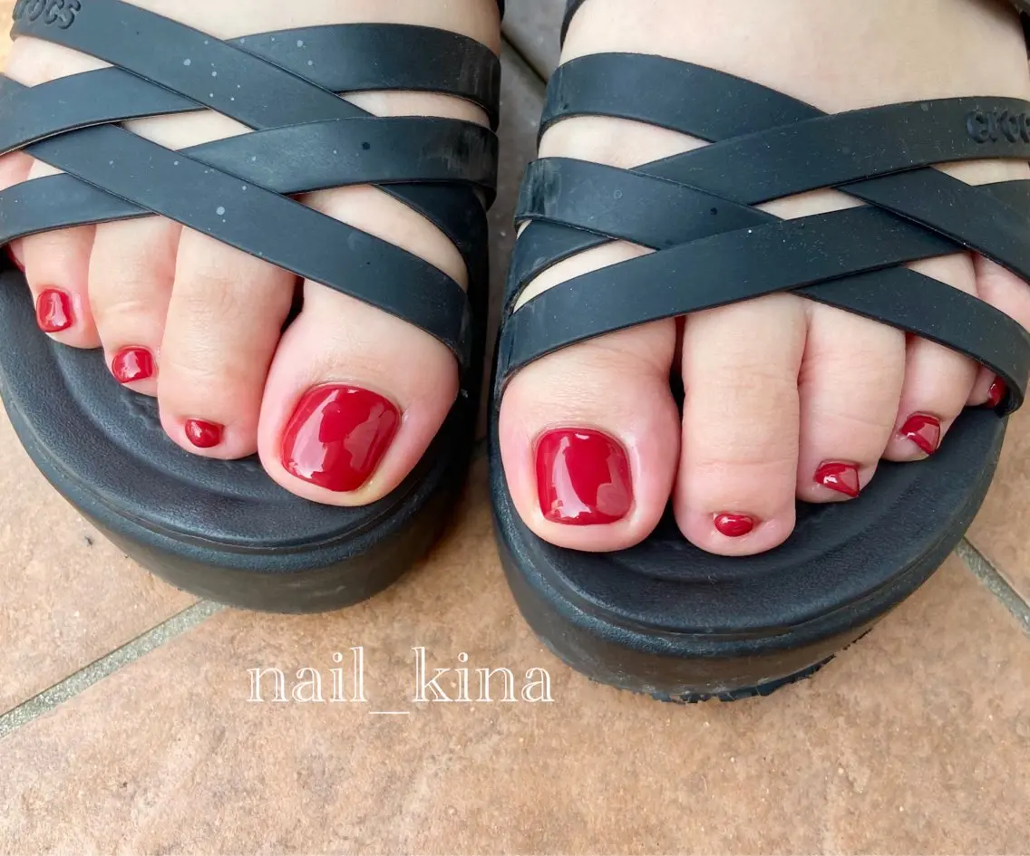 ネイル フットネイル ワンカラーネイル 赤色 nail_ kinaのネイルデザイン
